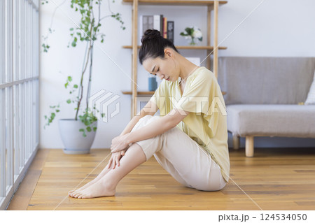 ライフスタイル 床に座り落ち込む女性 ライフスタイル 床に座り落ち込む女性 124534050