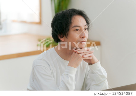 頬杖をつく笑顔の男性 頬杖をつく笑顔の男性 124534087
