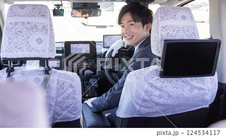 行き先を聞くタクシードライバー 124534117
