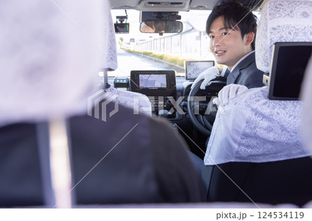 タクシードライバーと客 タクシードライバーと客 124534119