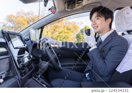 無線を使うタクシードライバー 無線を使うタクシードライバー 124534131