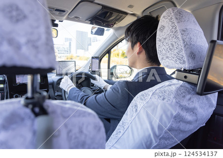 タクシードライバー　後ろ姿 124534137
