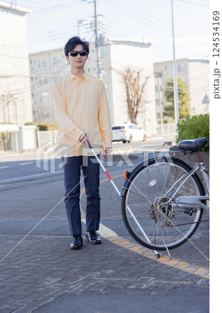 視覚障がい者　タクシー　白杖　 124534169