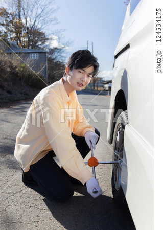 自動車のタイヤ交換 パンク タイヤ交換 自動車のタイヤ交換 パンク タイヤ交換 124534175