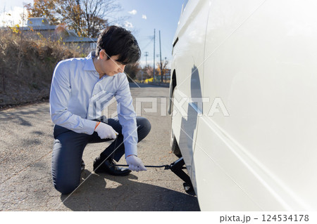 自動車のタイヤ交換　パンク　タイヤ交換 124534178