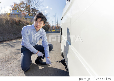 自動車のタイヤ交換　パンク　タイヤ交換 124534179