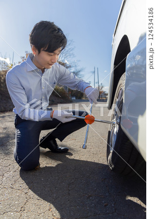 自動車のタイヤ交換 パンク タイヤ交換 自動車のタイヤ交換 パンク タイヤ交換 124534186