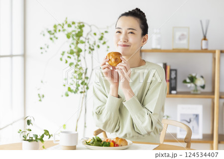 自宅で食事をとる女性 124534407
