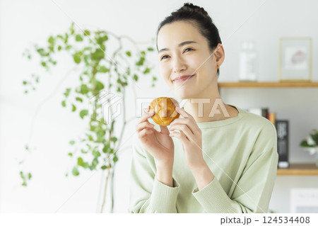 自宅で食事をとる女性 124534408