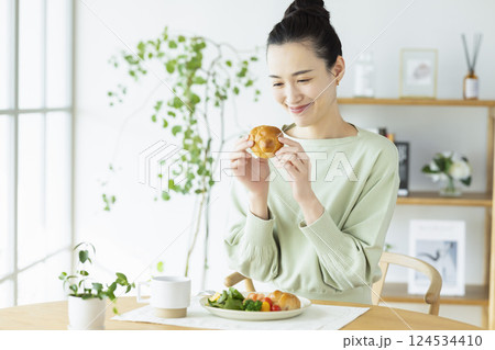自宅で食事をとる女性 124534410