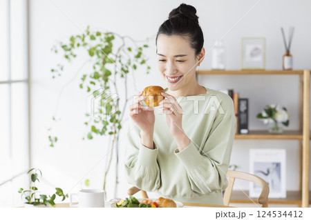 自宅で食事をとる女性 124534412