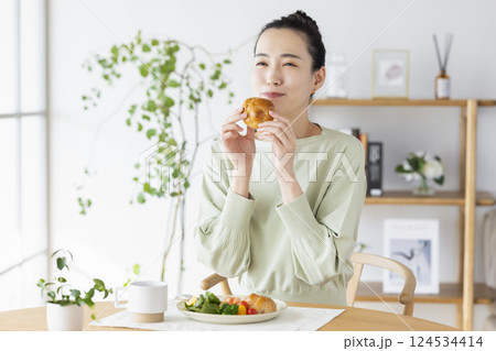 自宅で食事をとる女性 自宅で食事をとる女性 124534414