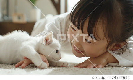 猫と戯れる子ども 猫と戯れる子ども 124534610