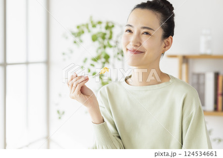 自宅で食事をとる女性 自宅で食事をとる女性 124534661