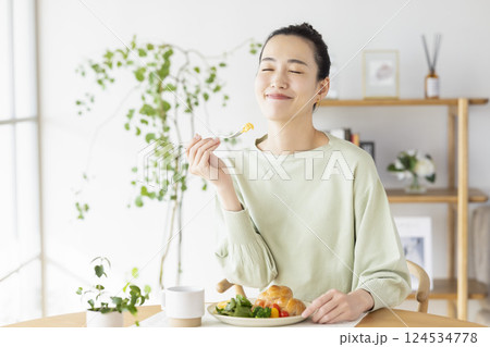 自宅で食事をとる女性 124534778