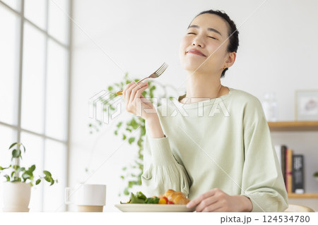自宅で食事をとる女性 自宅で食事をとる女性 124534780