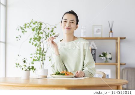 自宅で食事をとる女性 自宅で食事をとる女性 124535011
