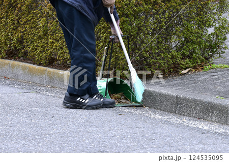 日本の横浜都市景観　環境美化作業をする高齢者…これからの時代、高齢者も働かなくてはならないのか… 124535095