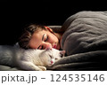 女性と顔をくっつけて眠る白い猫 124535146