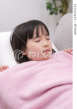 ソファでお昼寝する女の子 ソファでお昼寝する女の子 124535152