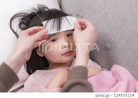 熱を出した女の子と看病の様子 124535154