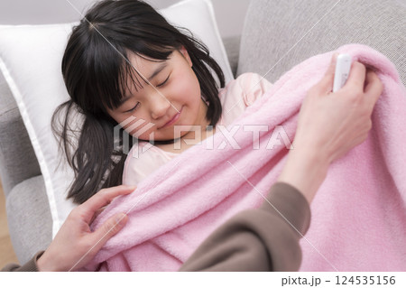 発熱で休む小学生の女の子と看病の様子 発熱で休む小学生の女の子と看病の様子 124535156