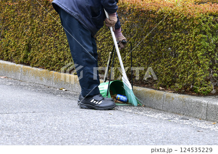 日本の横浜都市景観空き缶のポイ捨て…環境美化…これからの時代、高齢者も働かなくてはならないのか… 124535229