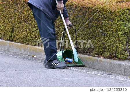 日本の横浜都市景観空き缶のポイ捨て…環境美化…これからの時代、高齢者も働かなくてはならないのか… 124535230
