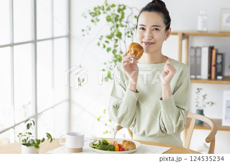 自宅で食事をとる女性 124535234