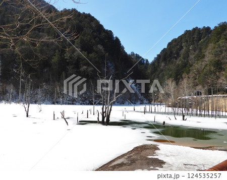 王滝自然湖の早春の絶景 王滝自然湖の早春の絶景 124535257