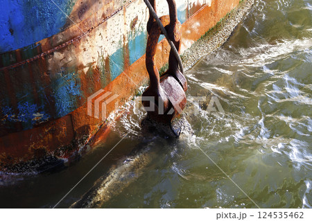 港の風景 大型船舶のアンカーチェーン 124535462