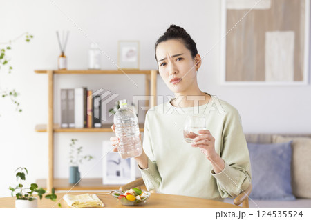 ダイエット　お水をたくさん飲もうとしている女性 124535524