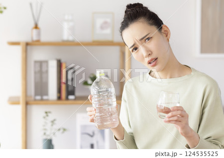 ダイエット お水をたくさん飲もうとしている女性 ダイエット お水をたくさん飲もうとしている女性 124535525