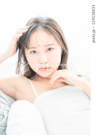 透明感のある若い女性のビューティイメージ 124536033