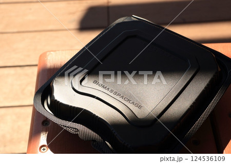 バイオマスパッケージが使われているキッチンカーのランチ容器 124536109