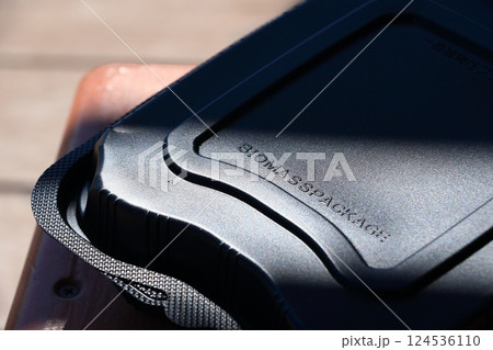 バイオマスパッケージが使われているキッチンカーのランチ容器 124536110