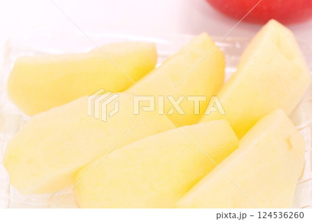 赤いリンゴ 恋ふじ 岩手県産 カット デザート 明るい背景 赤いリンゴ 恋ふじ 岩手県産 カット デザート 明るい背景 124536260