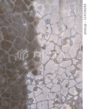 雨に濡れた高台住宅のグラフィカルな模様のある擁壁 雨に濡れた高台住宅のグラフィカルな模様のある擁壁 124536264