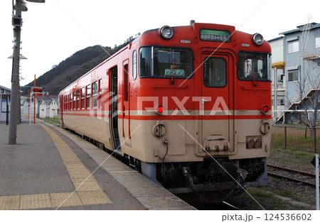 田舎の駅に停車しているローカル線のワンマン列車 124536602