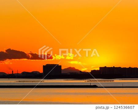 船橋港から東京湾越しに見た都心の美しい夕焼け 船橋港から東京湾越しに見た都心の美しい夕焼け 124536607