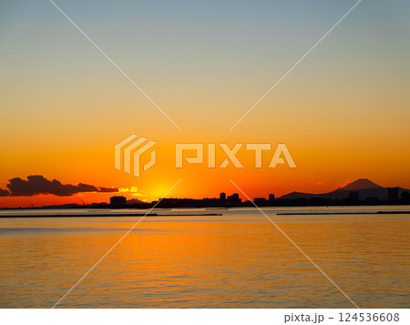 船橋港から東京湾越しに見た都心の美しい夕焼け 船橋港から東京湾越しに見た都心の美しい夕焼け 124536608