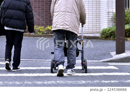 日本の横浜都市景観 段差や凹凸…高齢化社会（この男性はマスク姿）…＝31日、横浜市内 124536666