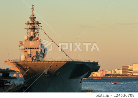 夕日を浴びる護衛艦いずも 夕日を浴びる護衛艦いずも 124536709