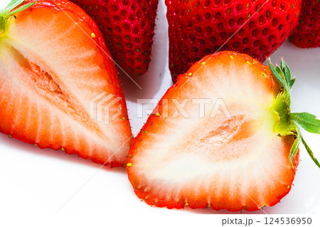 春の美味しそうな赤いイチゴ 124536950