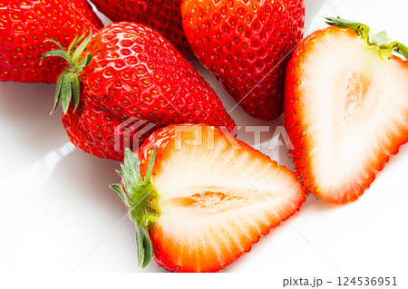 春の美味しそうな赤いイチゴ 124536951