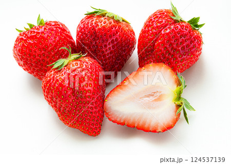 春の美味しそうな赤いいちご 124537139