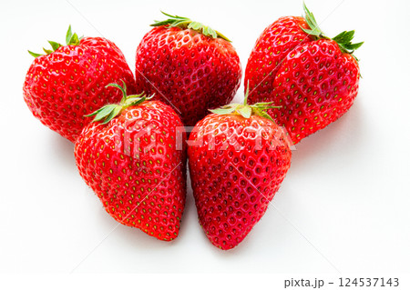 春の美味しそうな赤い苺 124537143