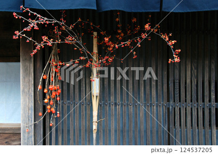 中仙道の宿場に客のために設られた店先の飾り 中仙道の宿場に客のために設られた店先の飾り 124537205