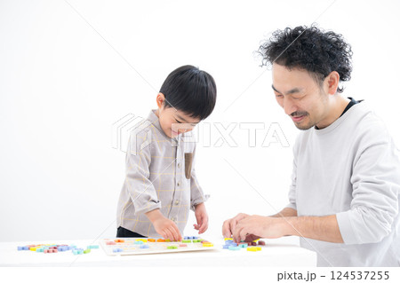 英語の勉強をする幼児や子ども　習い事や早期教育のイメージ 124537255