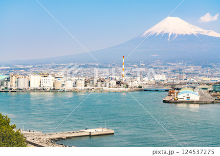 【静岡県】春の田子の浦港と快晴の中の富士山 【静岡県】春の田子の浦港と快晴の中の富士山 124537275